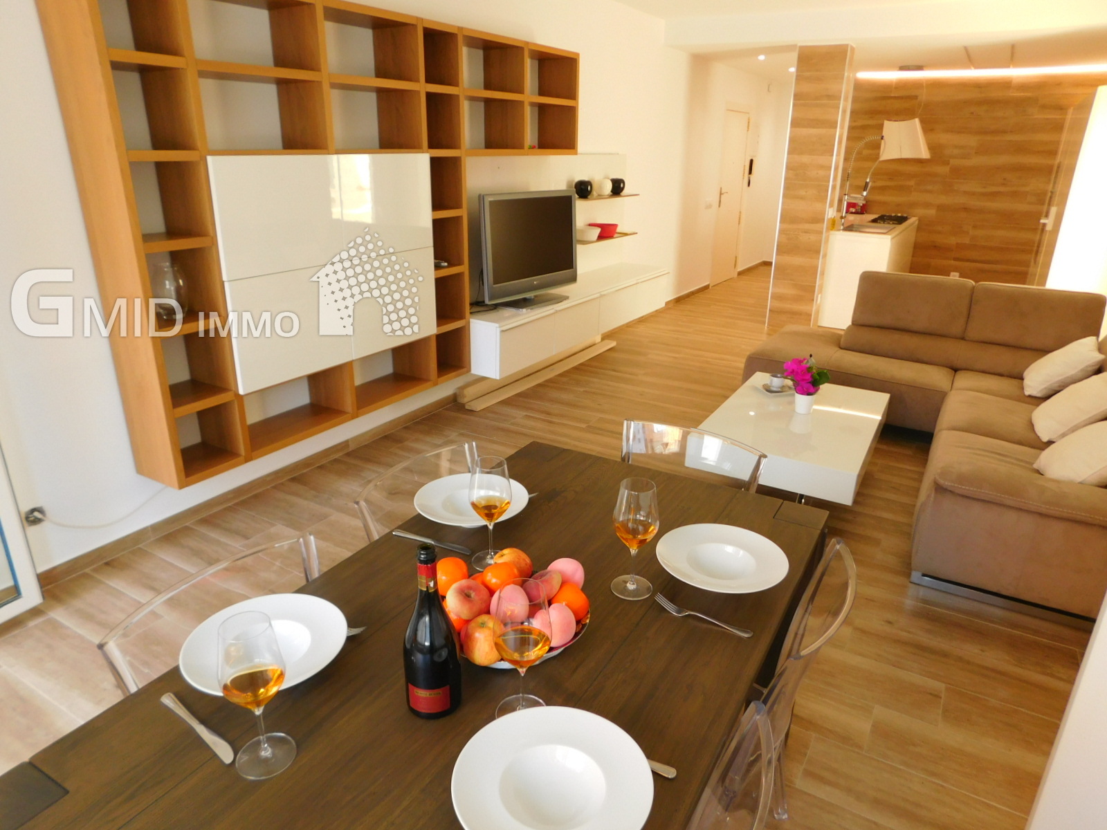 Holiday Rental Modern 4 Bedroom Apartment In The Center Of