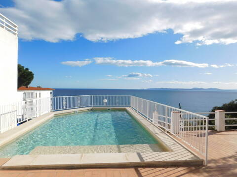 For sale 1 bedroom apartment with swimming pool and sea view in Roses