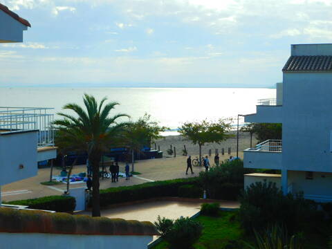 2 bedroom apartment with terrace on the seafront in Roses, Costa Brava