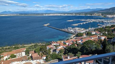 For sale renovated apartment with 2 bedrooms, parking and terrace in Puig Rom, Roses